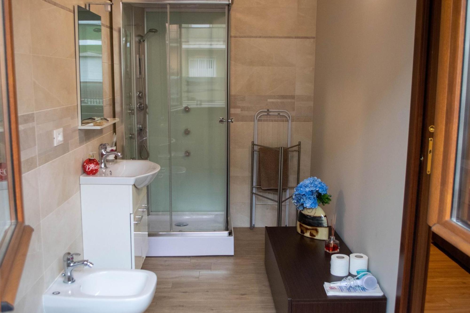 Emmanueli65 Fronte Clinica Per 4 Matrimoniale E Castello Bed & Breakfast Piacenza Dış mekan fotoğraf